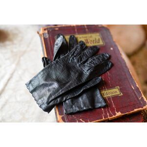 Black Leather Kidskin Driving Gloves Ladies Size 7.4 Scalloped Edges